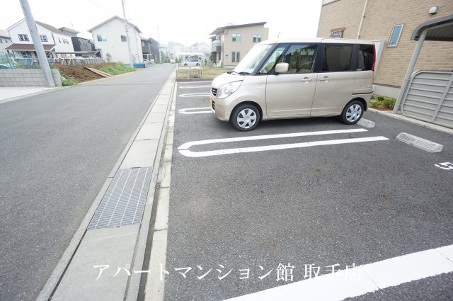 カーサ　アバンツァートの駐車場
