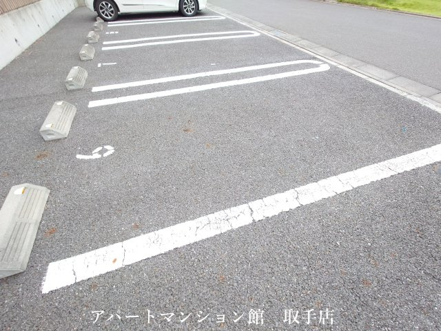 カーサ　アバンツァートの駐車場