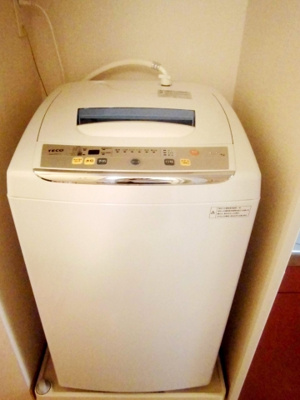 【展望】 | フリーダムベッセルⅣ | 洗濯機もついています。収納棚も便利です。