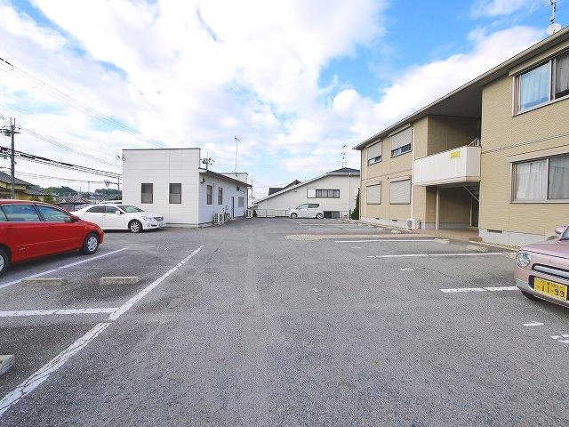 グランドゥールいずみの駐車場