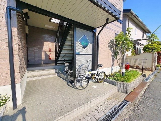 フローラ新大宮のエントランス|キレイな共有スペース