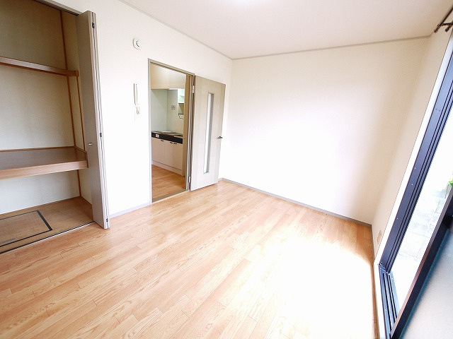 フローラ新大宮の洋室|広々とした洋室です