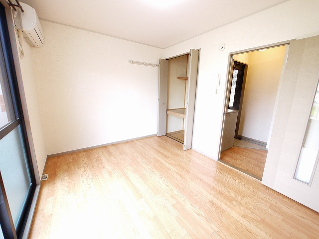 フローラ新大宮の洋室|落ち着いた色調の洋室です