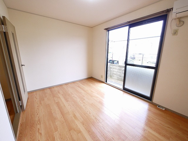 フローラ新大宮の居間・リビング|ゆったりとした居間です