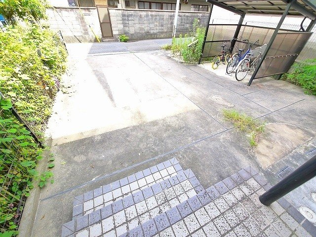 リヴェール（西木辻町）の駐車場