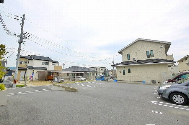 ガーデンズ城山台の駐車場