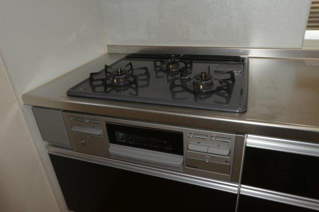 セレーナＢのキッチン|3口ガスコンロ