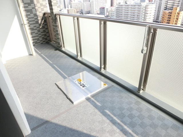 大阪市淀川区新高３丁目の賃貸マンションのバルコニー