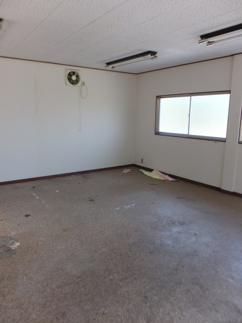 津山市上之町　売店舗併用住宅の洋室