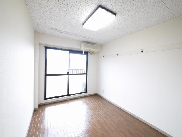 ジュネス新大宮Aの洋室|落ち着いた色調の洋室です