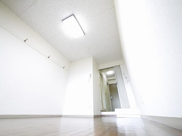 ジュネス新大宮Aの居間・リビング|こちらのリビングで趣味の時間をお楽しみください