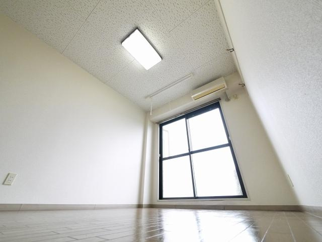 ジュネス新大宮Aの居間・リビング|ゆったり過ごせる居間です