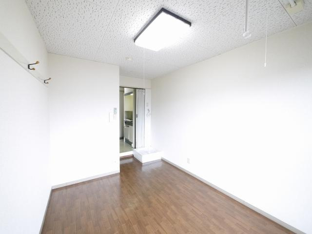 ジュネス新大宮Aの居間・リビング|使いやすい居間です