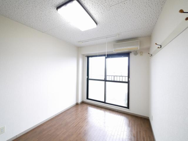 ジュネス新大宮Aの寝室|落ち着いた色調の寝室です