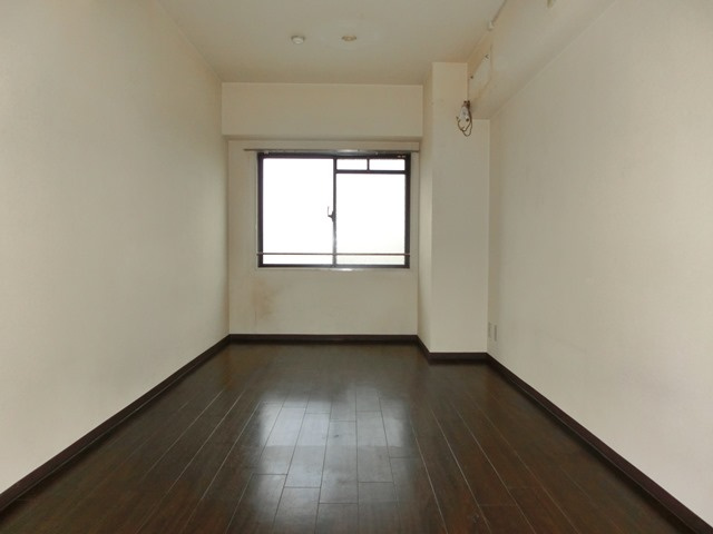 エル三津屋の洋室
