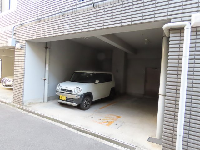 エル三津屋の駐車場