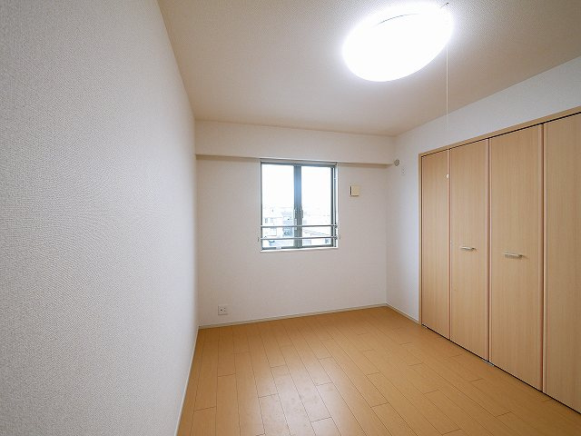 レジデンス西九条の洋室|ゆったりした洋室です