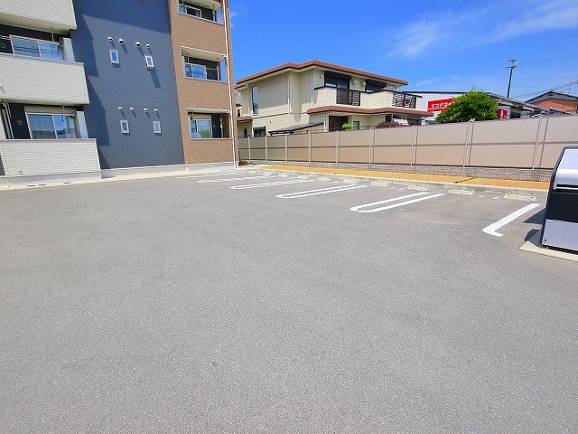 レジデンス西九条の駐車場|車をお持ちの方に嬉しい駐車場付きの物件です