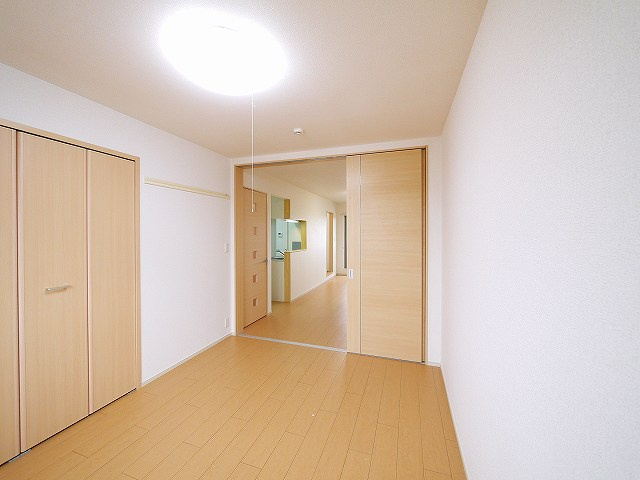 レジデンス西九条の寝室|落ち着いた色調の洋室です