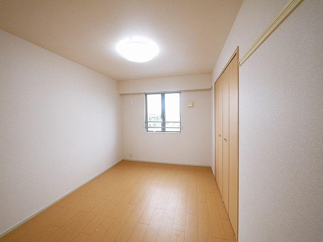 レジデンス西九条の洋室|明るい洋室です