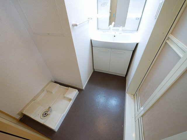 レジデンス西九条の洗面所|ゆったりとスペースのある洗面所