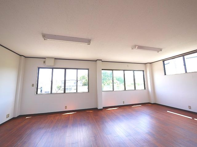 吐師久保　貸事務所の内装