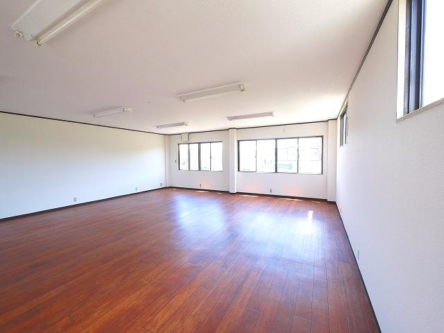 吐師久保　貸事務所の内装