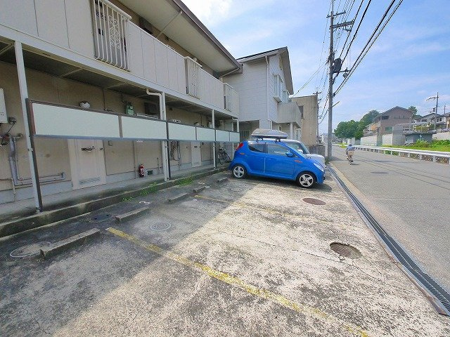 タウニィ西岡の駐車場|駐車場に車を止められます