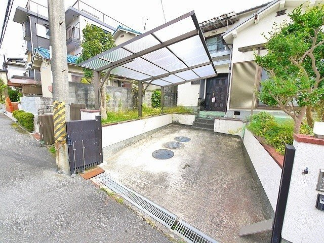クレスタ片山の駐車場