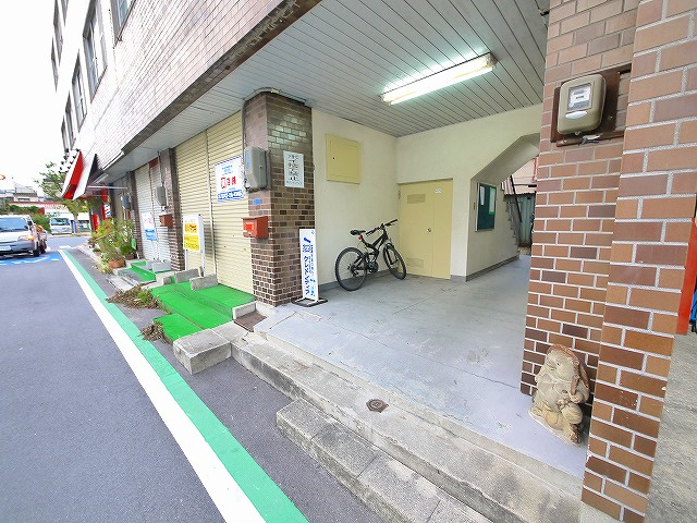 サンバード新大宮のエントランス