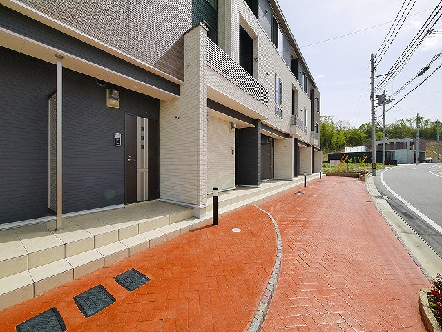 アルカンシエルコリーヌのその他共用部分|玄関前です