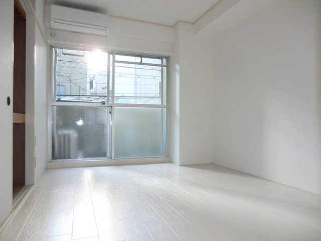 ジオナ十三の洋室