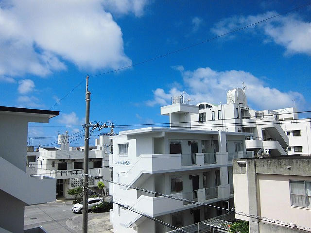 糸満市西崎町３丁目のアパートの周辺