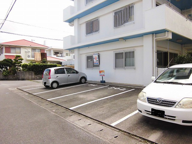 糸満市西崎町３丁目のアパートの駐車場