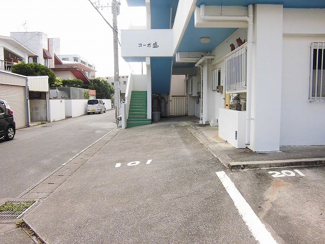 糸満市西崎町３丁目のアパートの駐車場