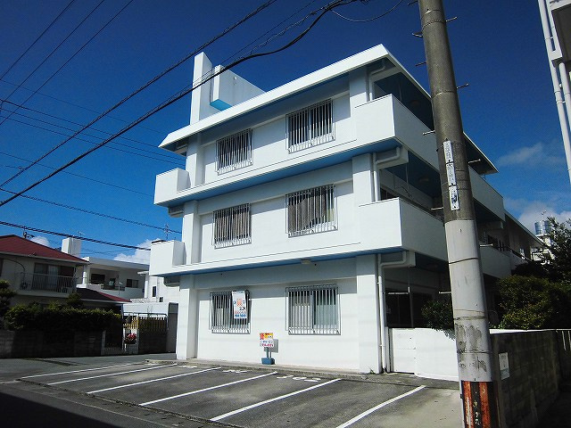 糸満市西崎町３丁目のアパートの外観