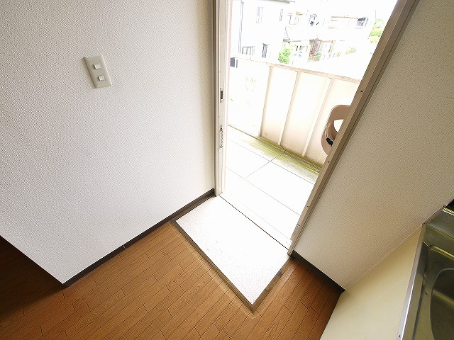 メゾン松塚の玄関|収納もある玄関です