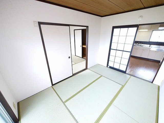 メゾン松塚の和室|畳の上でゆっくりとくつろげる和室です