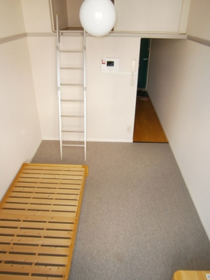 【居間・リビング】 | 東 | 家具家電が有る部屋と無い部屋があります。