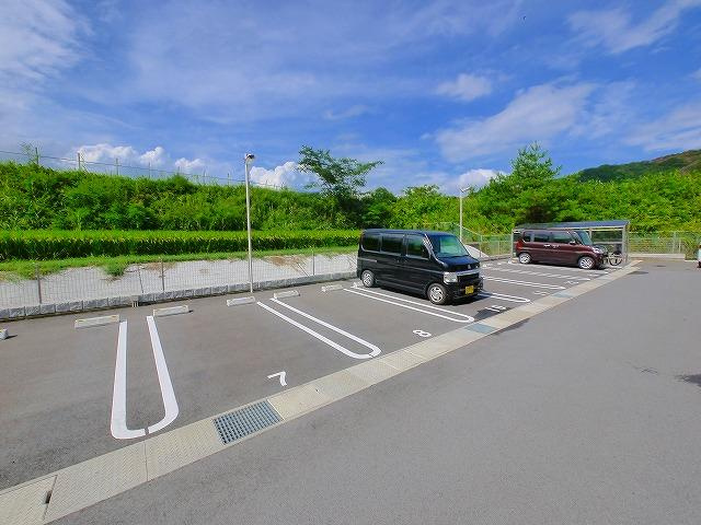 ラヴィネストの駐車場|ゆったり駐車スペース