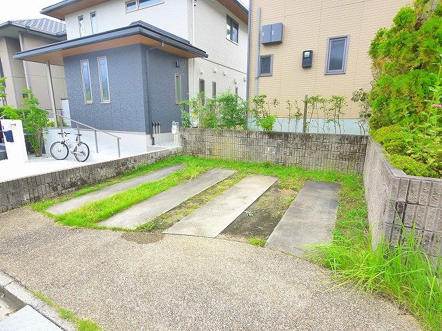 屋敷メゾネットの駐車場