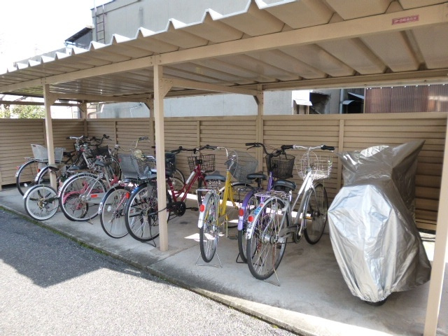 総社市溝口のアパートのその他共用部分|自転車置き場