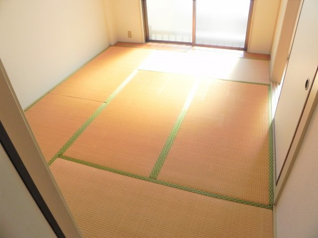 第一コーポ滝島の洋室