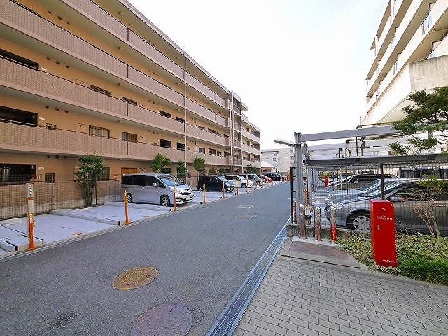 ヴィルヌーブ学園前Ⅰコンセルトの駐車場|車をお持ちの方に嬉しい駐車場付きの物件です