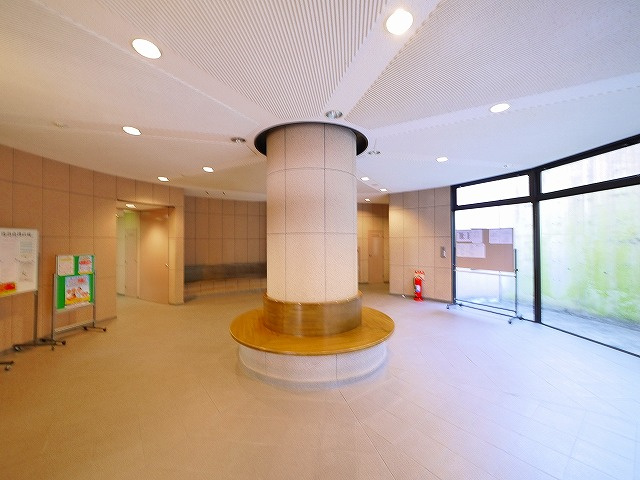 ヴィルヌーブ学園前Ⅰコンセルトのロビー|ゆとりのあるロビーです