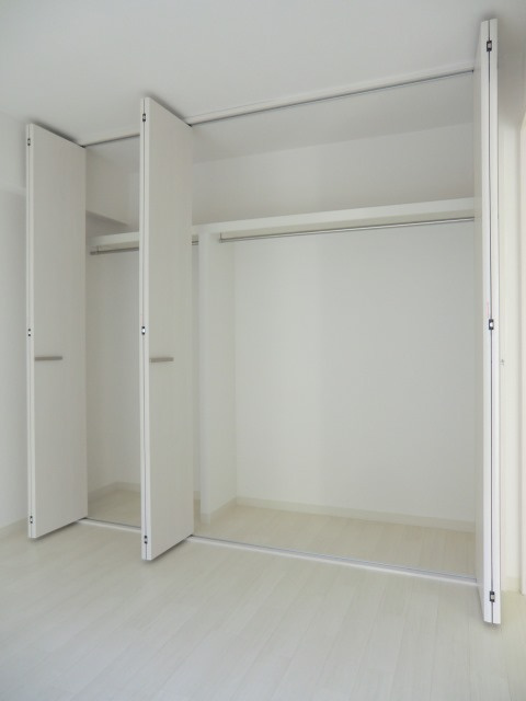 大阪市淀川区木川西１丁目の賃貸マンションの収納