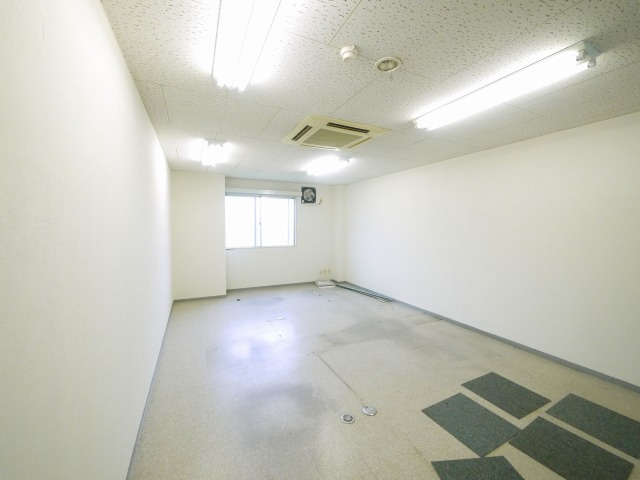 大和紀寺ビル2号館の内装|事務所仕様の内装です。