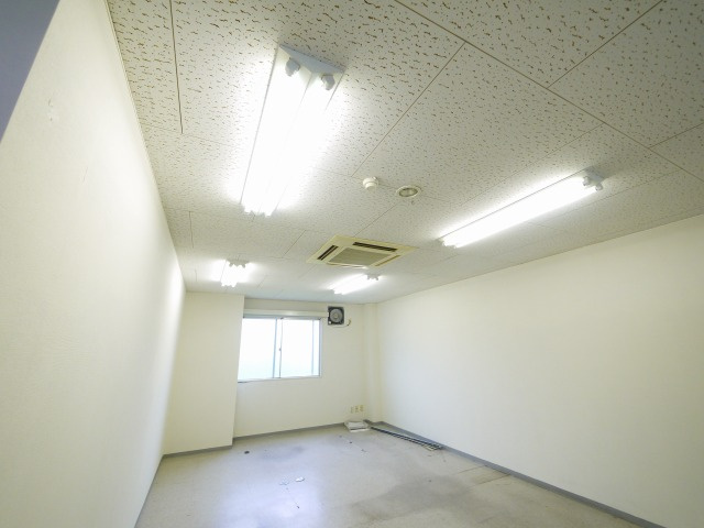 大和紀寺ビル2号館の内装|事務所仕様の内装です。