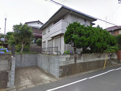 【外観】 | 加曽利町戸建貸家 | 道路面はカイヅカイブキで目隠しになっています