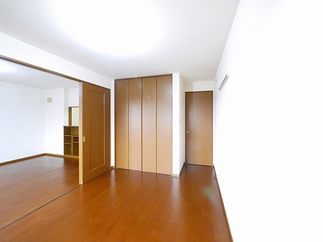 メゾンプレミール　B棟の洋室|明るい洋室です